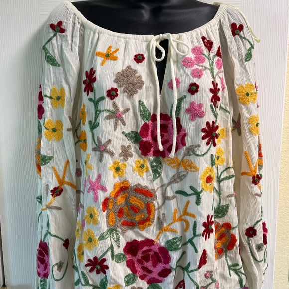 Beautiful Floral embroidery top-Small - Picture 3 of 7